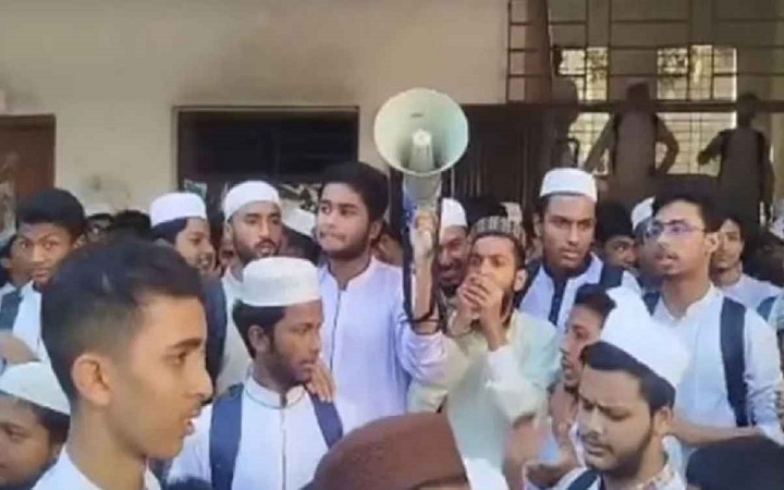 ৪ দফা দাবিতে উত্তাল তামীরুল মিল্লাত মাদরাসা